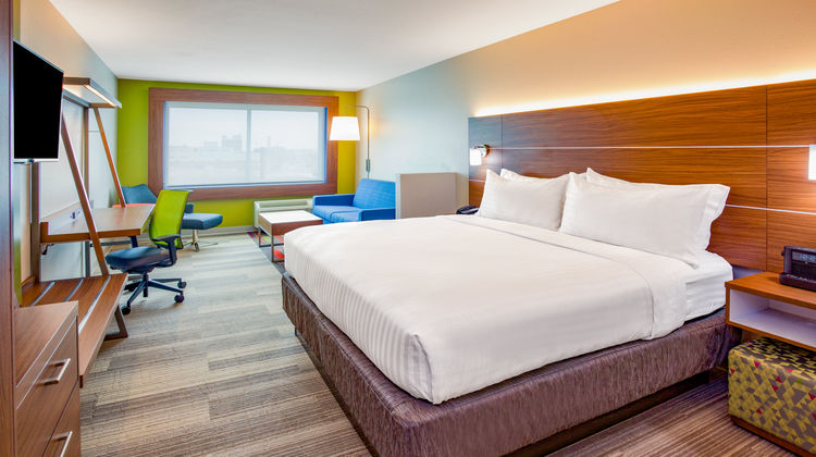 Holiday Inn Express & Suites Downtown Suite