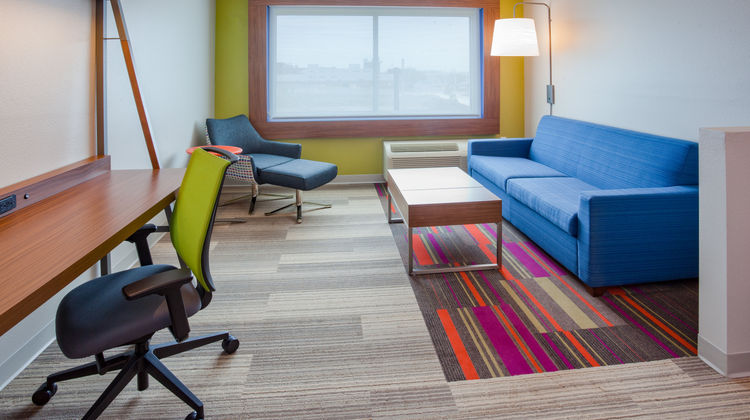 Holiday Inn Express & Suites Downtown Suite
