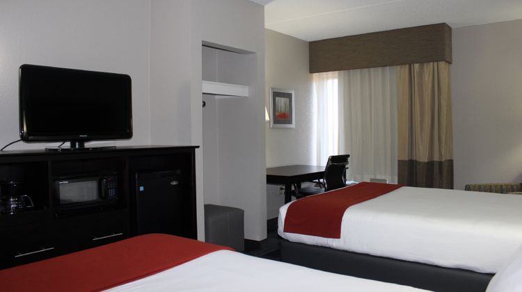 Holiday Inn Express Forsyth Room
