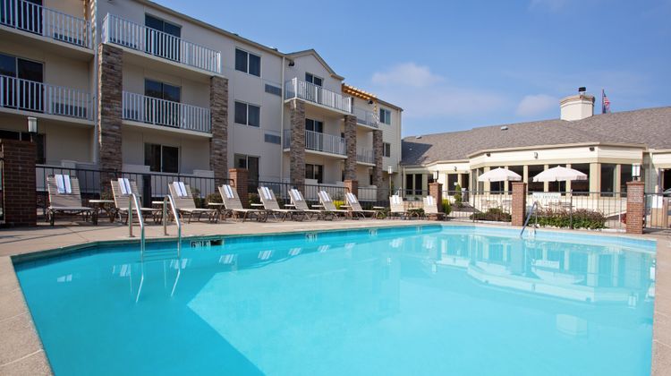 Holiday Inn Express & Suites Airport Pool