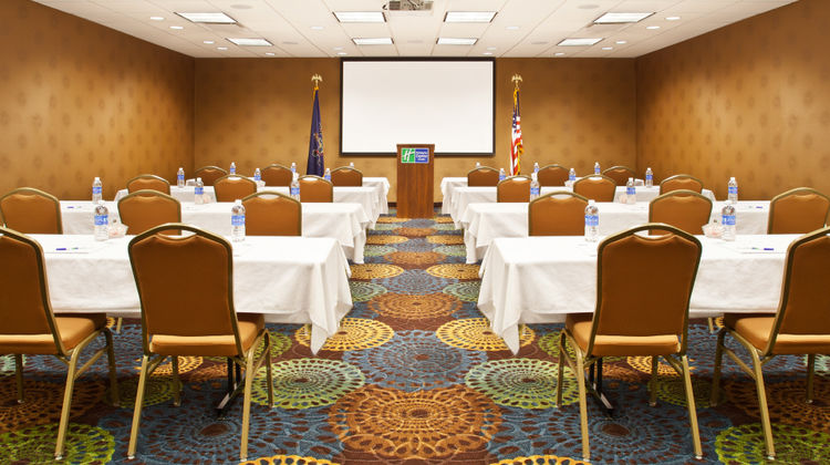 Holiday Inn Express & Suites Airport Meeting