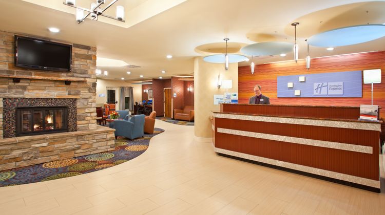 Holiday Inn Express & Suites Airport Lobby