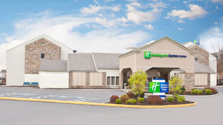Holiday Inn Express & Suites Airport Exterior