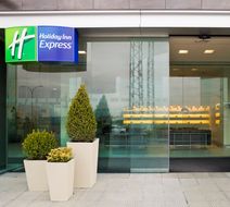 Holiday Inn Express Pamplona Exterior