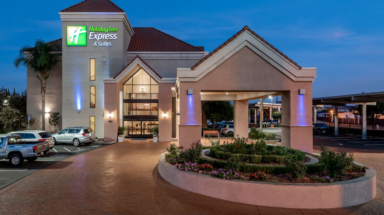 Holiday Inn Express Exterior