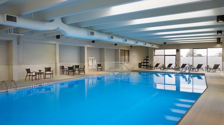 Holiday Inn Toronto Intl Airport Pool