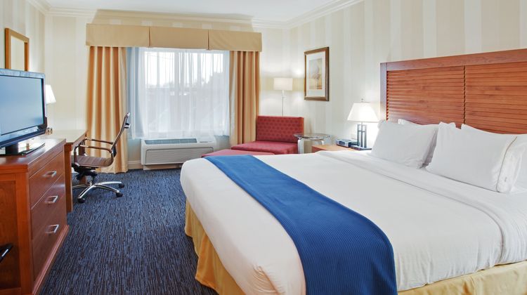 Holiday Inn Express Hotel & Suites East Room