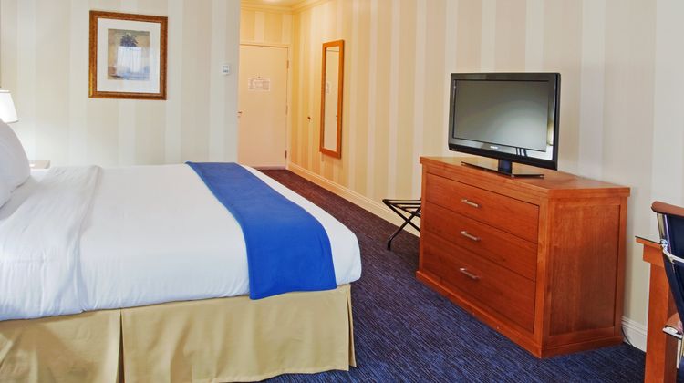 Holiday Inn Express Hotel & Suites East Room