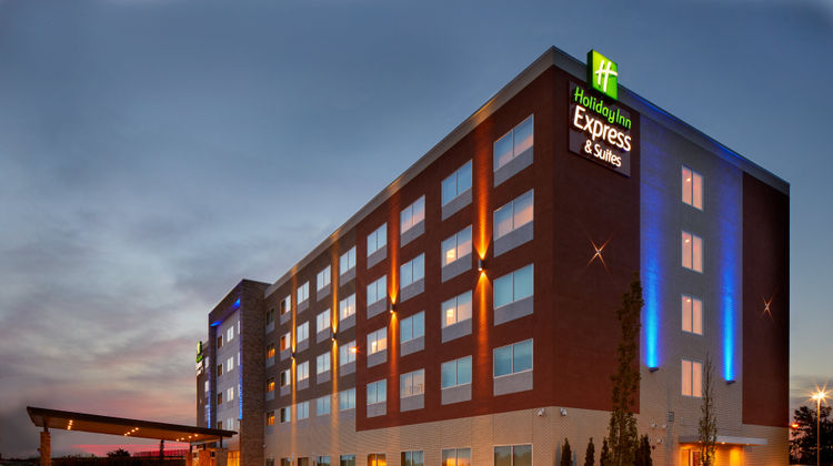 Holiday Inn Express & Suites Liberty Way Exterior