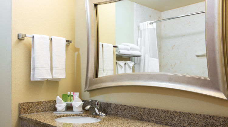 Holiday Inn Express Lexington NE Room