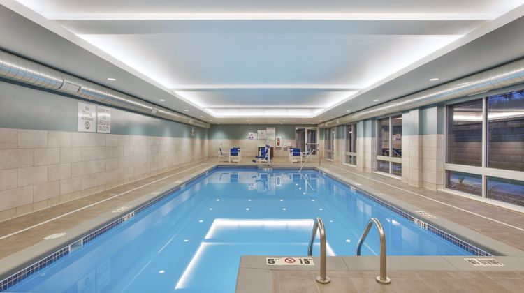 Holiday Inn Express & Stes Airport North Pool