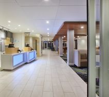 Holiday Inn Express & Stes Airport North Lobby