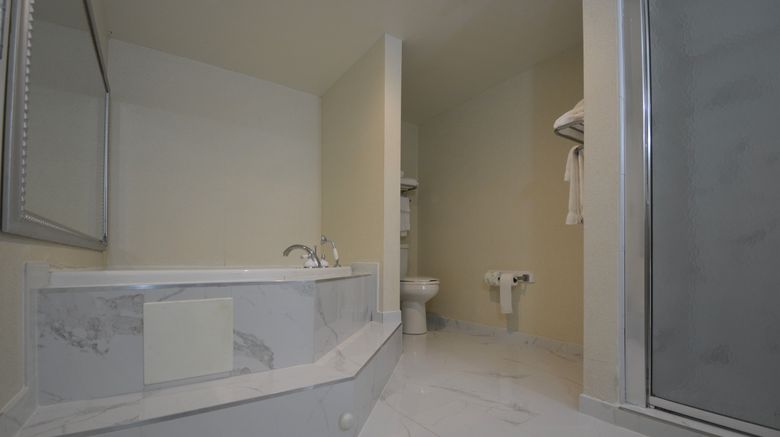 <b>Holiday Inn Suite</b>. Images powered by <a href="https://www.leonardoworldwide.com/" title="Leonardo Worldwide" target="_blank">Leonardo</a>.