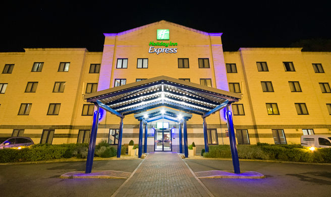 Holiday Inn Express Poole Exterior
