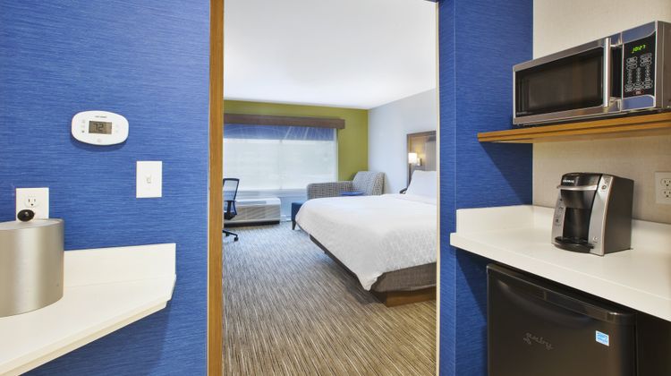 Holiday Inn Express & Stes Airport North Room