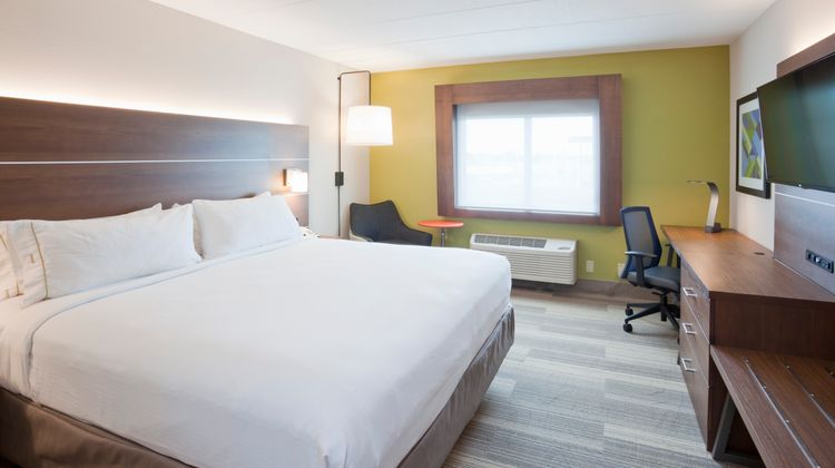 Holiday Inn Express Roseville-St Paul Room