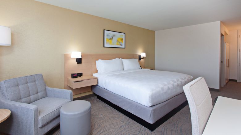 <b>Holiday Inn Los Angeles-LAX Airport Room</b>. Images powered by <a href="https://www.leonardoworldwide.com/" title="Leonardo Worldwide" target="_blank">Leonardo</a>.