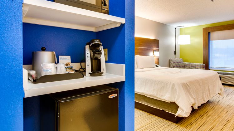 Holiday Inn Express Vincennes Room