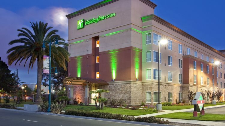 Holiday Inn Hotel & Suites Exterior