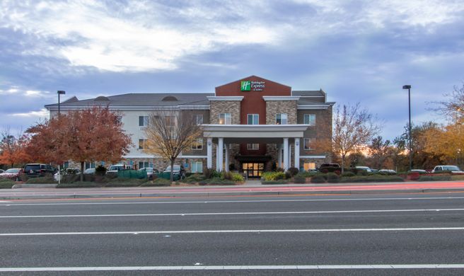 Holiday Inn Express Hotel & Suites Exterior
