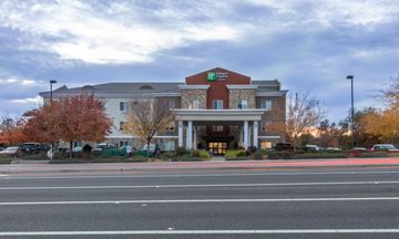 Holiday Inn Express Hotel & Suites