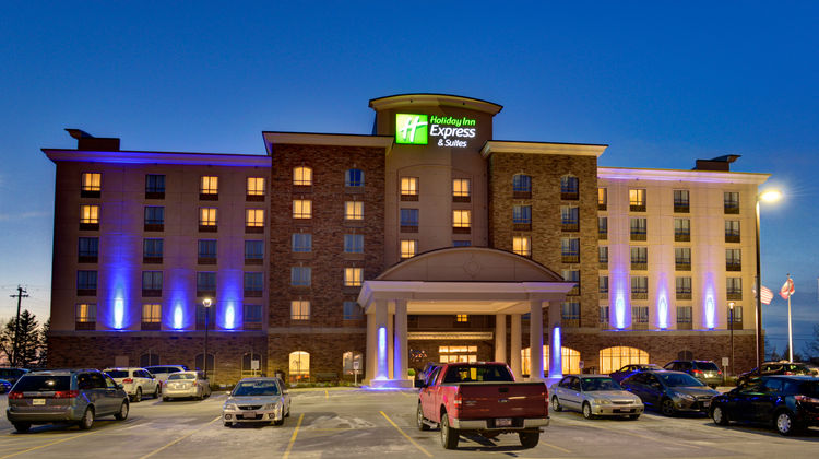 Holiday Inn Express & Stes Waterloo Exterior