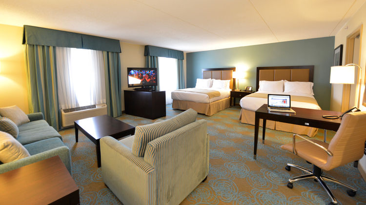 Holiday Inn Express & Stes Waterloo Suite