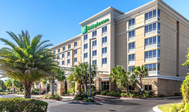 Holiday Inn Hotel & Suites Exterior