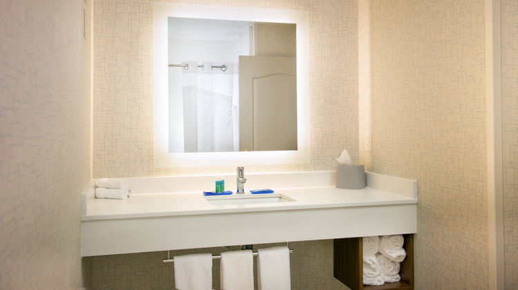 Holiday Inn Express & Suites Wausau Room