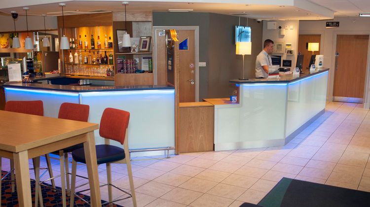 Holiday Inn Express Perth Lobby