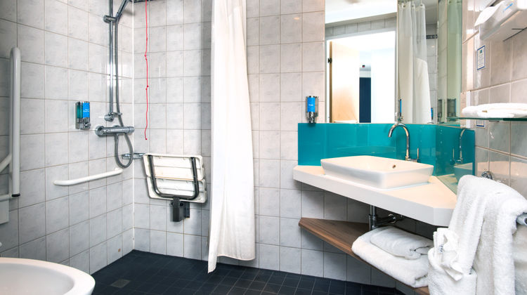 Holiday Inn Express London-Luton Airport Room
