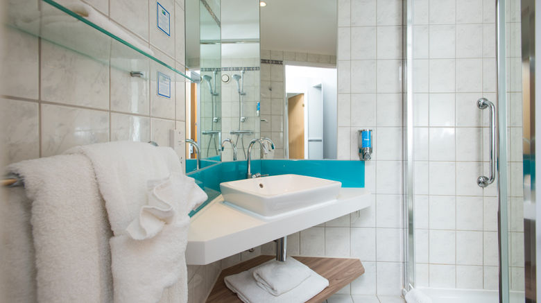 <b>Holiday Inn Express London-Luton Airport Room</b>. Images powered by <a href="https://www.leonardoworldwide.com/" title="Leonardo Worldwide" target="_blank">Leonardo</a>.