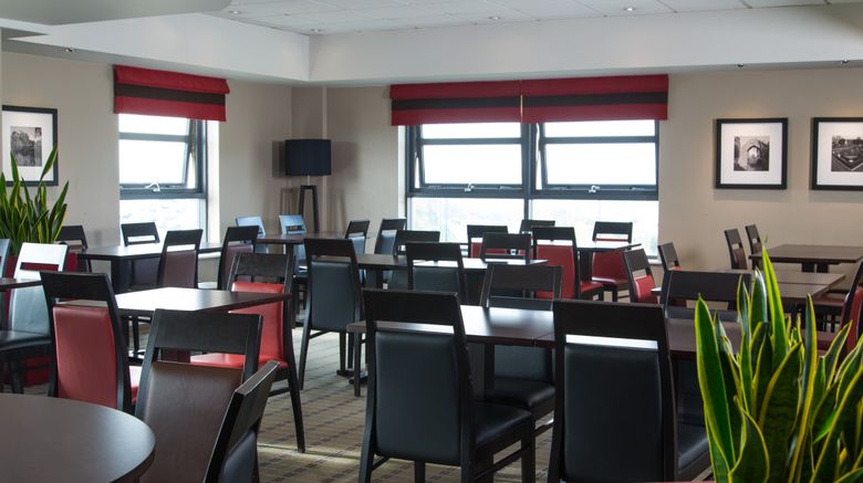 <b>Holiday Inn Express London-Luton Airport Restaurant</b>. Images powered by <a href="https://www.leonardoworldwide.com/" title="Leonardo Worldwide" target="_blank">Leonardo</a>.