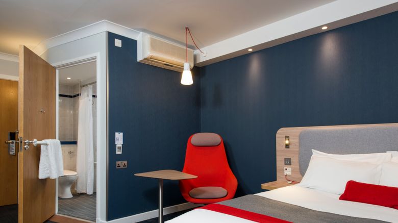<b>Holiday Inn Express London-Luton Airport Room</b>. Images powered by <a href="https://www.leonardoworldwide.com/" title="Leonardo Worldwide" target="_blank">Leonardo</a>.