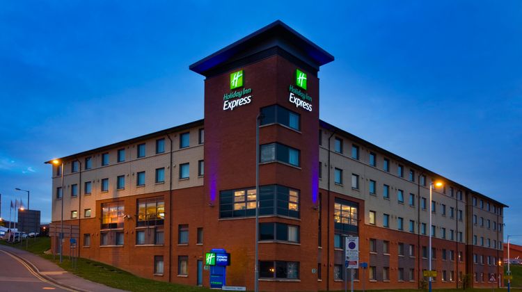 Holiday Inn Express London-Luton Airport Exterior