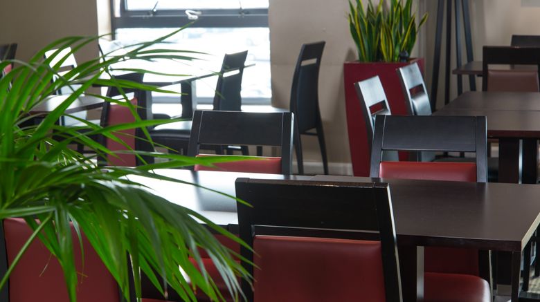 <b>Holiday Inn Express London-Luton Airport Restaurant</b>. Images powered by <a href="https://www.leonardoworldwide.com/" title="Leonardo Worldwide" target="_blank">Leonardo</a>.