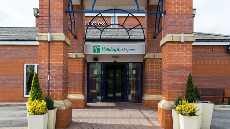 Holiday Inn Express Manchester East Exterior
