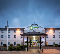 Holiday Inn Express Perth Exterior