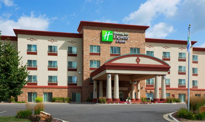 Holiday Inn Express & Suites Wausau Exterior