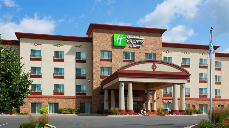 Holiday Inn Express & Suites Wausau Exterior
