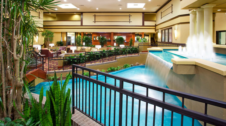 Holiday Inn & Suites Cincinnati-Eastgate Lobby