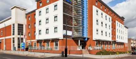 Holiday Inn Express Stevenage Exterior