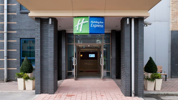 Holiday Inn Express Leeds City Centre Exterior
