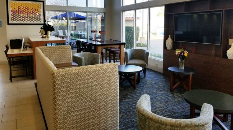 Holiday Inn Express-Yosemite Park Area Lobby