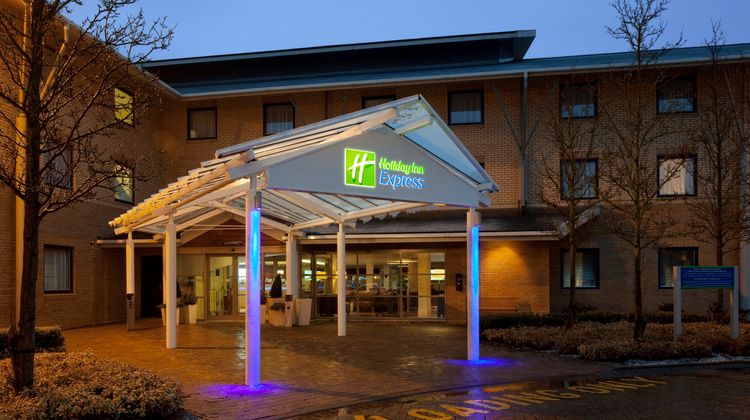 Holiday Inn Express Milton Keynes Hotel Exterior