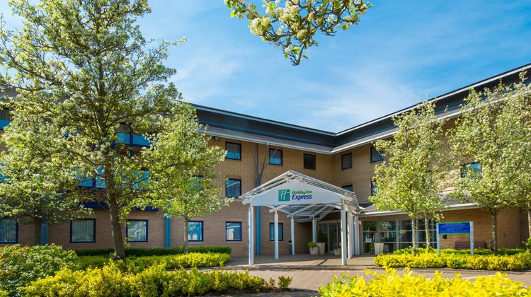 Holiday Inn Express Milton Keynes Hotel Exterior