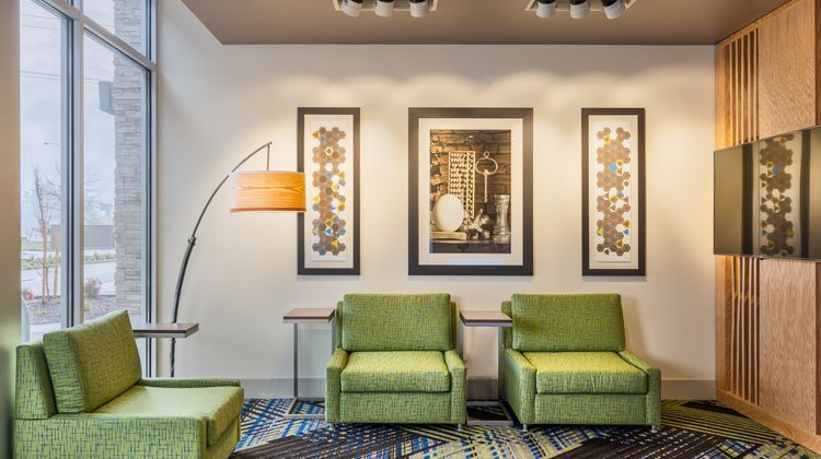 Holiday Inn Express & Suites Keizer Lobby
