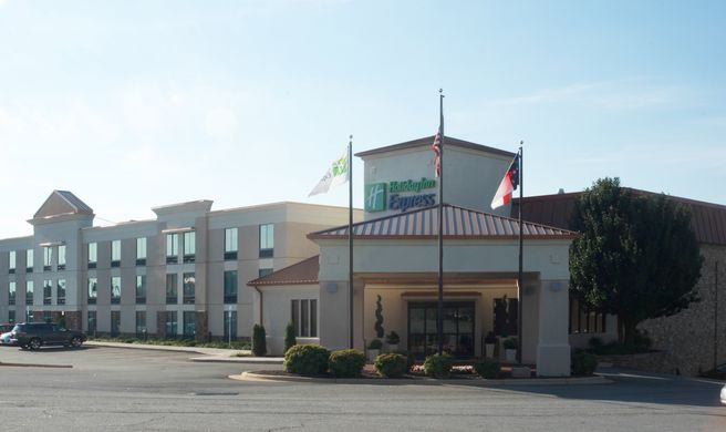 Holiday Inn Express Hickory Mart Exterior