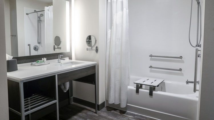 Holiday Inn Suites Airport Room