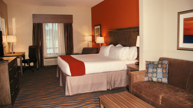 Holiday Inn Express & Suites Suite